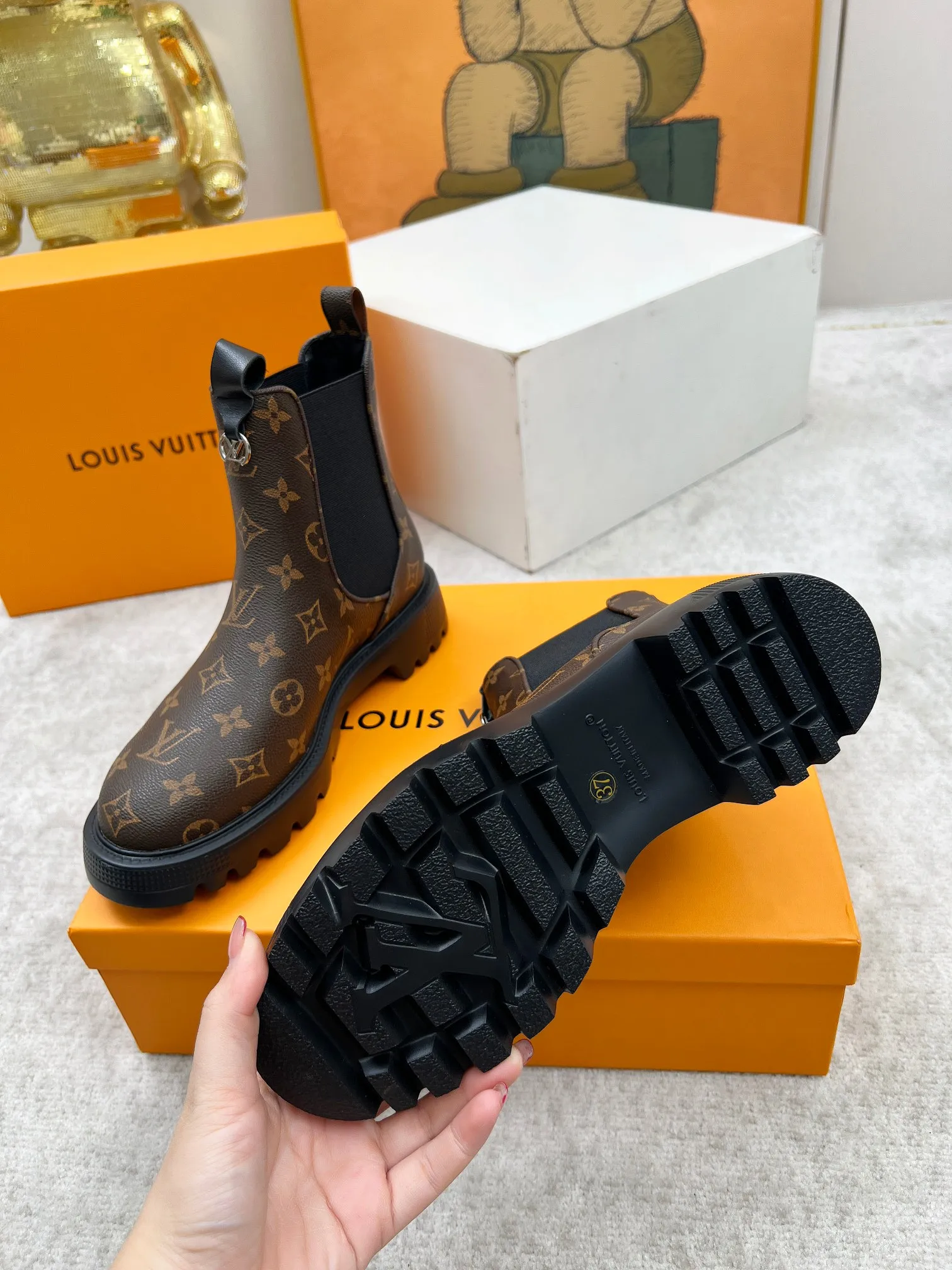 👟👟Ex-factory price 540👟👟 LOUS VUITON 🔥🔥🔥️ The latest short boots model from Louis Vuit 2025 official website, official website 💯 original version 1:1. LV Beaubourg uses calfskin to present a Chelsea-style upper, with a lightweight thick sole. Monogram canvas trim and contrast stitching outline the elastic side panels and seams respectively, cleverly interpreting the balance of strength and softness. It is a fashionable short boot that is comfortable and generous, versatile and very good-looking. Upper: Full-grain calfskin. Lining feet: sheepskin. Color: black/coffee, 35 to 40 yards, (414243 yards can be customized without return or exchange) Bosses are welcome to place orders!